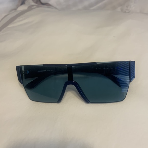 Brand new Burberry limited edition color.. I only wore once... - Picture 4 of 4